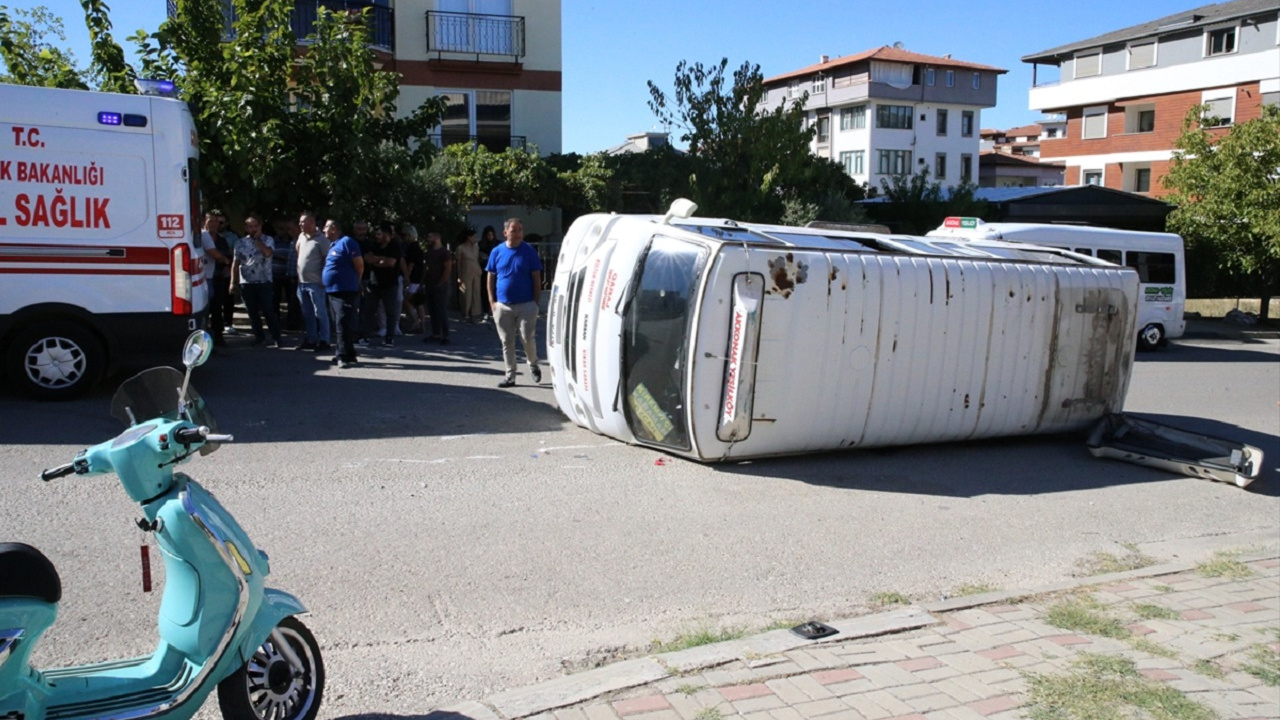Denizli'de minibüs ile otomobil çarpıştı: Anne e 2 çocuğu yaralı