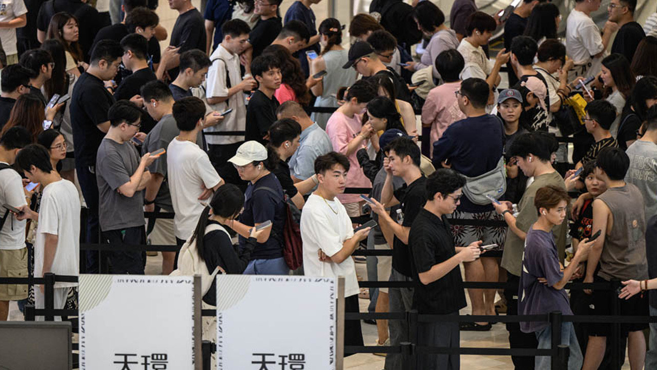 Dünyada iPhone 17 çılgınlığı! Apple mağazasındaki kuyruğa bakın