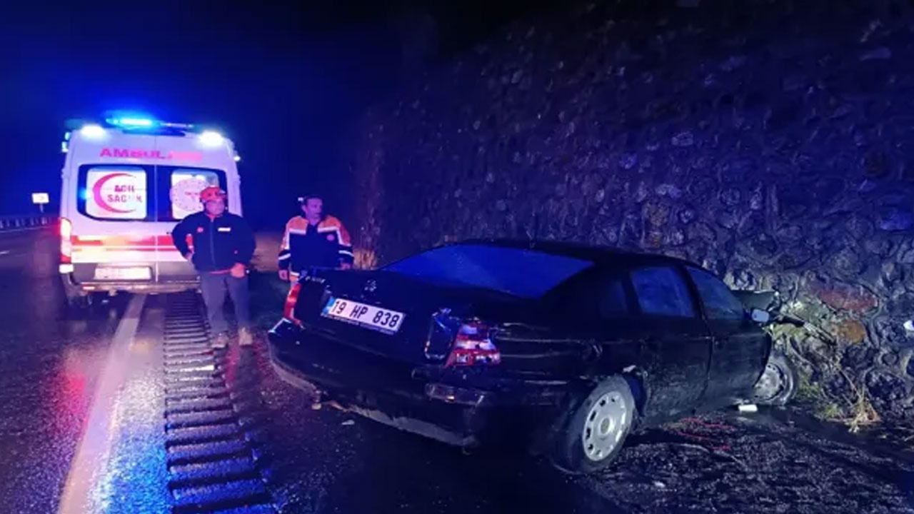 Gümüşhane'de istinat duvarına çarpan otomobildeki 3 kişi yaralandı
