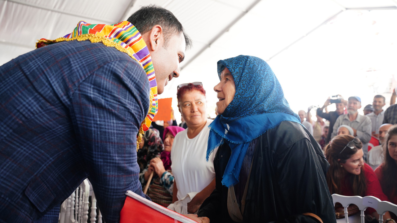 Sındırgılı köylüler kendi evlerinin temelini Bakan Kurum ile birlikte attı