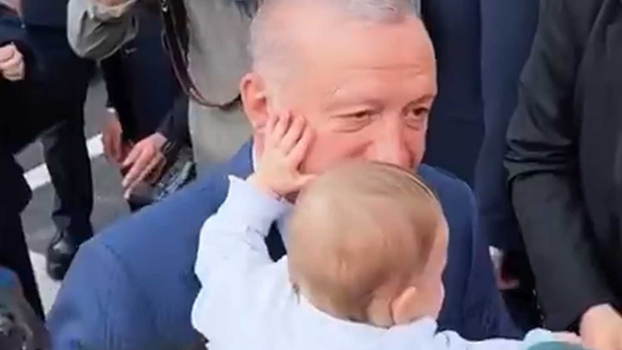 Cumhurbaşkanı Erdoğan ile minik bebeğin gülümseten anları