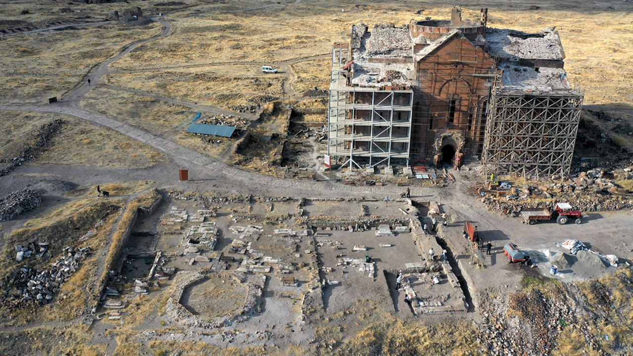 Kars'ta Sultan Alparslan'ın ilk cuma namazı kıldığı yerdeki kazı çalışmalarında bulundu