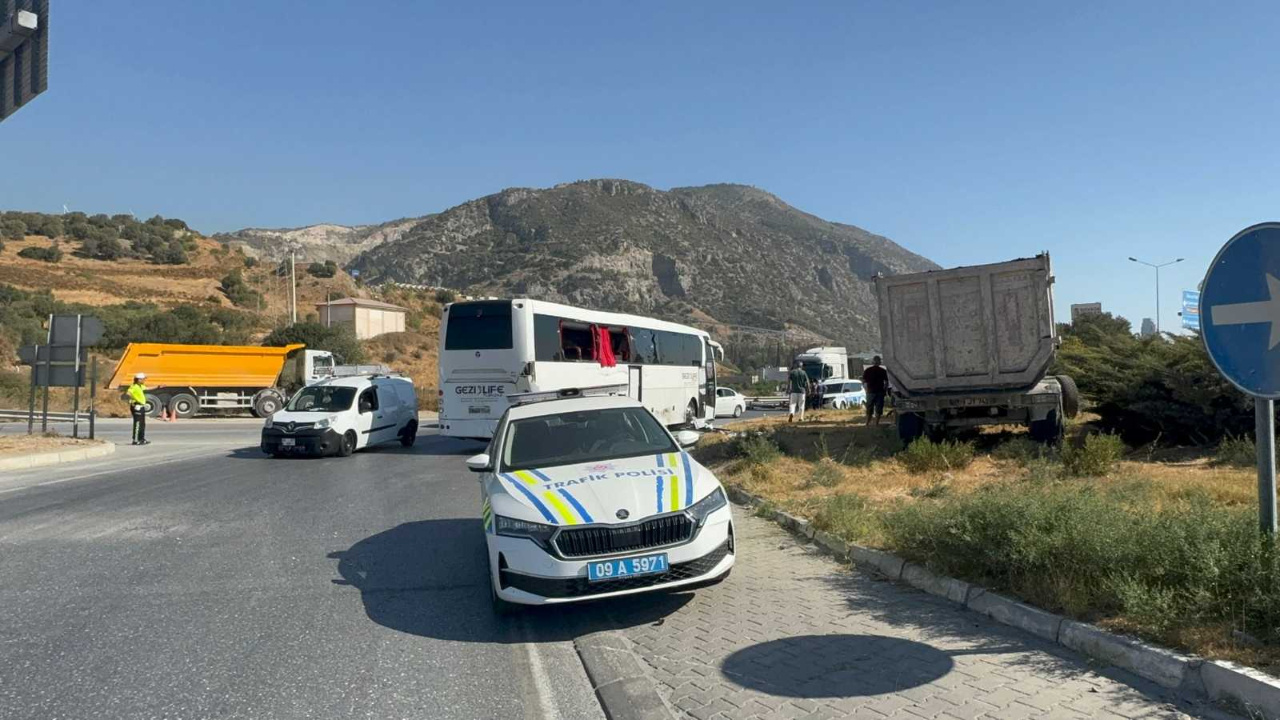 Aydın'da korkunç kaza! Kamyonun çarptığı gezi otobüsünde 6 kişi yaralandı