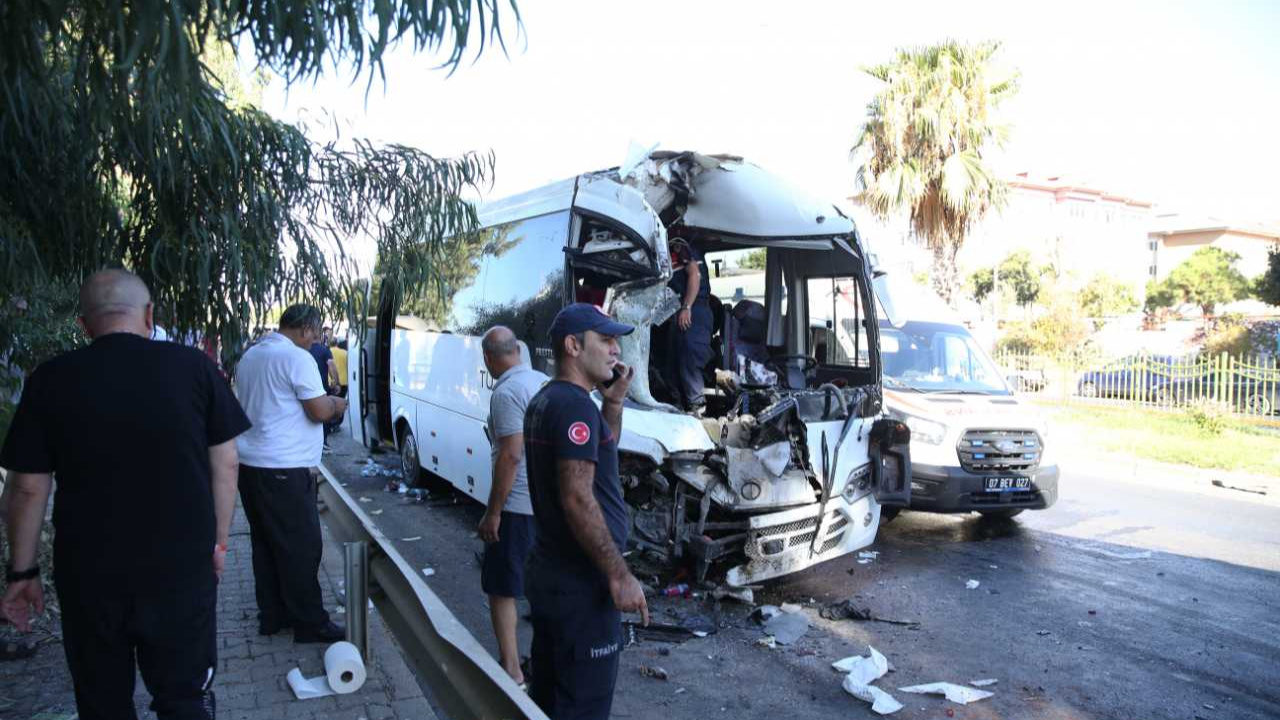 Alanya'da can pazarı! 2 midibüsün çarpıştığı kazada 15 yaralı var