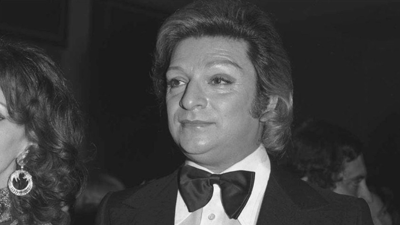 TEV, Zeki Müren'in kimsenin görmediği el yazısını paylaştı!