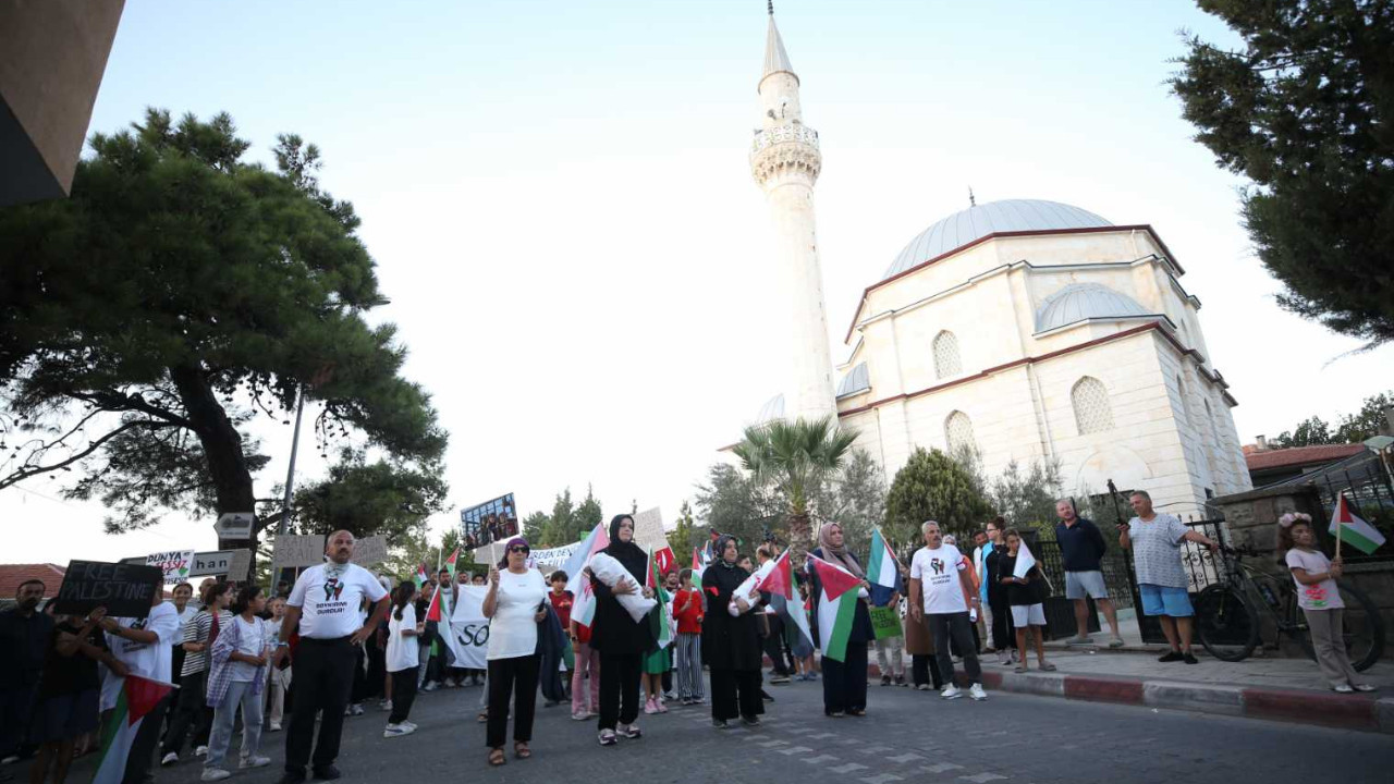 Gökçeada’da binlerce kişi Filistin için yürüdü