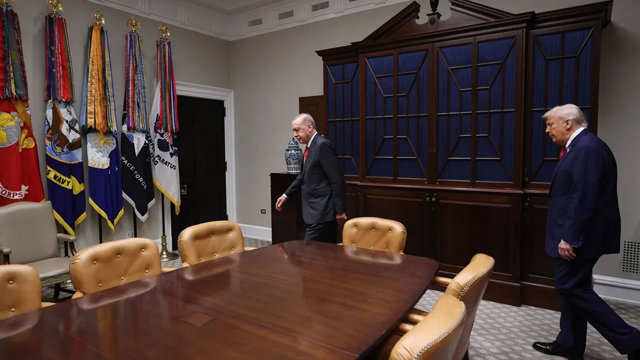 Erdoğan ile Donald Trump'ın görüşmesinde öyle bir fotoğraf var ki... Trump koltuk çekti