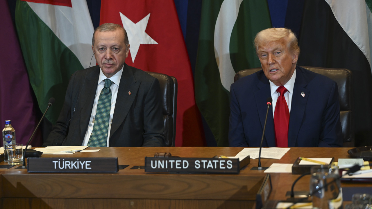 Ayşenur Arslan'dan garip iddia! Erdoğan Trump'ın yanına bakın neden oturmuş