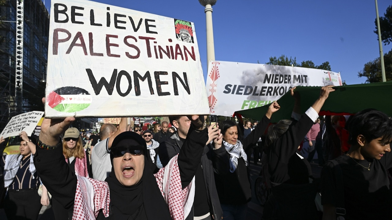 Binlerce kişi tek yürek oldu! Berlin'de Filistin'e destek için yürüdüler...