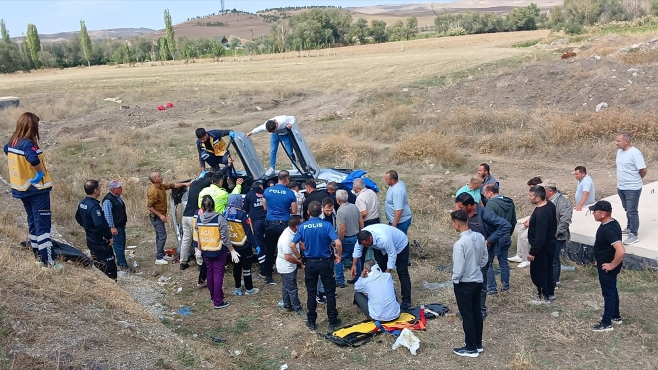 Çorum'da düğün konvoyunda trafik kazası: 2 kişi yaralandı