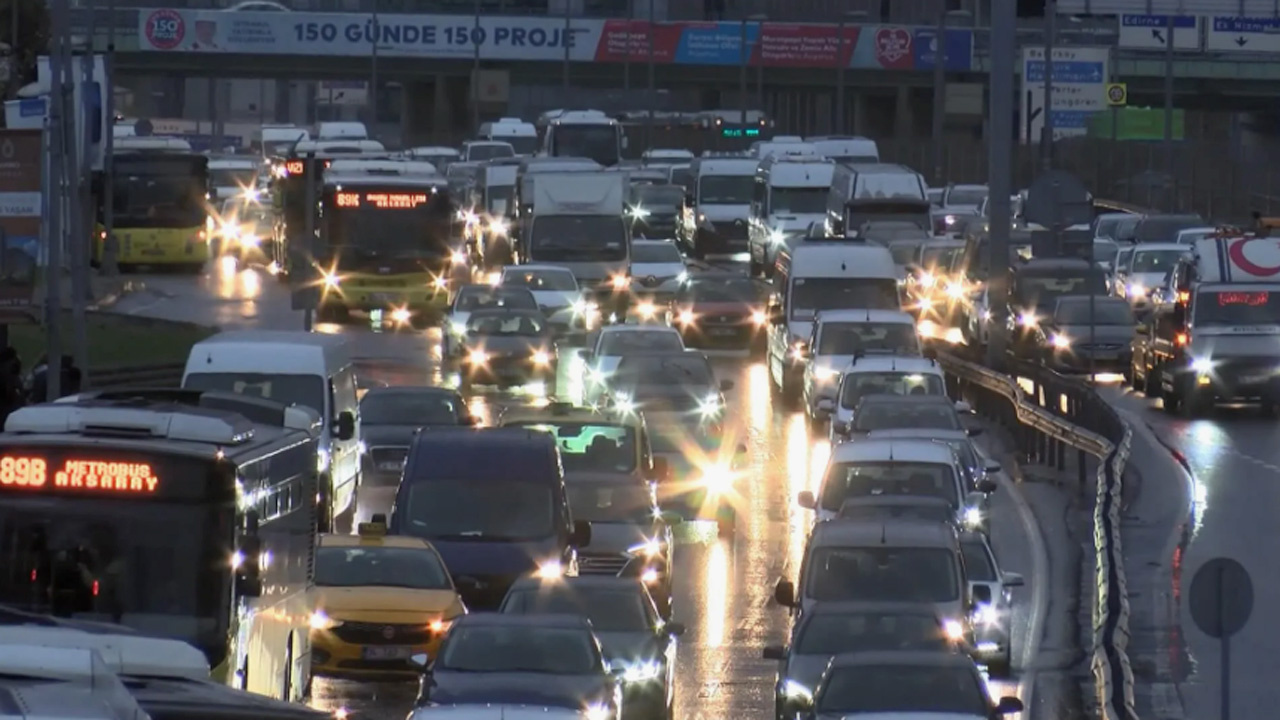 İstanbul'da etkili olan yağış ulaşımı olumsuz etkiledi