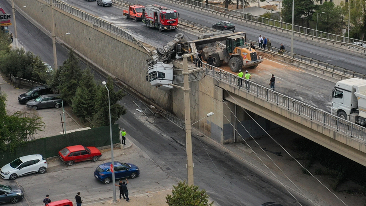 İzmir'de yoldan çıkan tır viyadükte böyle asılı aldı