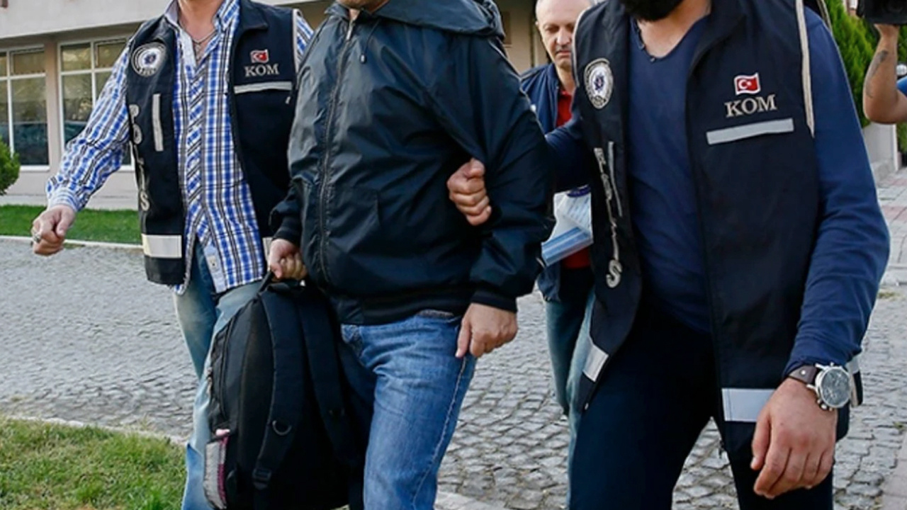 İzmir merkezli FETÖ operasyonunda 35 şüpheli yakalandı