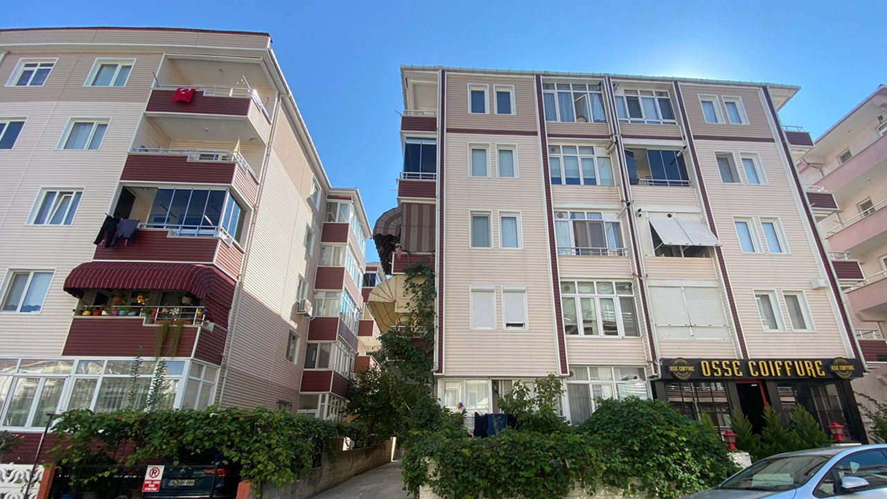 Balkondan düşen mahalle muhtarı hayatını kaybetti