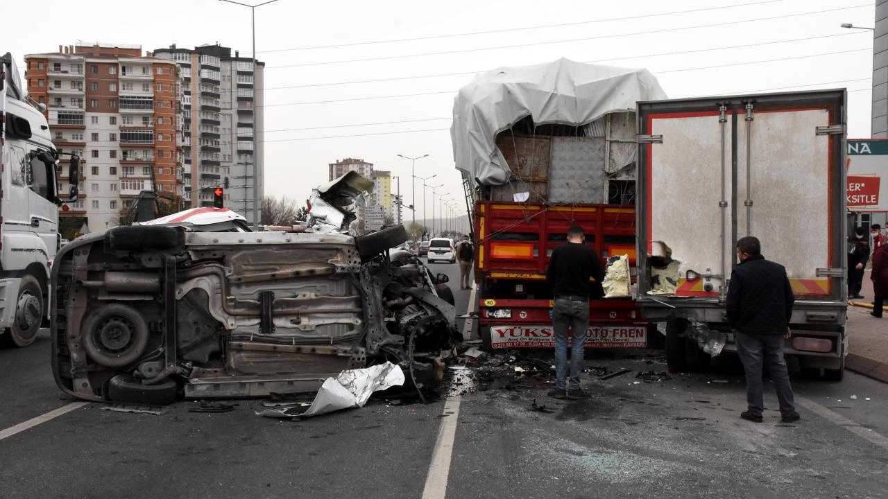 Kayseri'de zincirleme trafik kazası: 3 kişi yaralandı