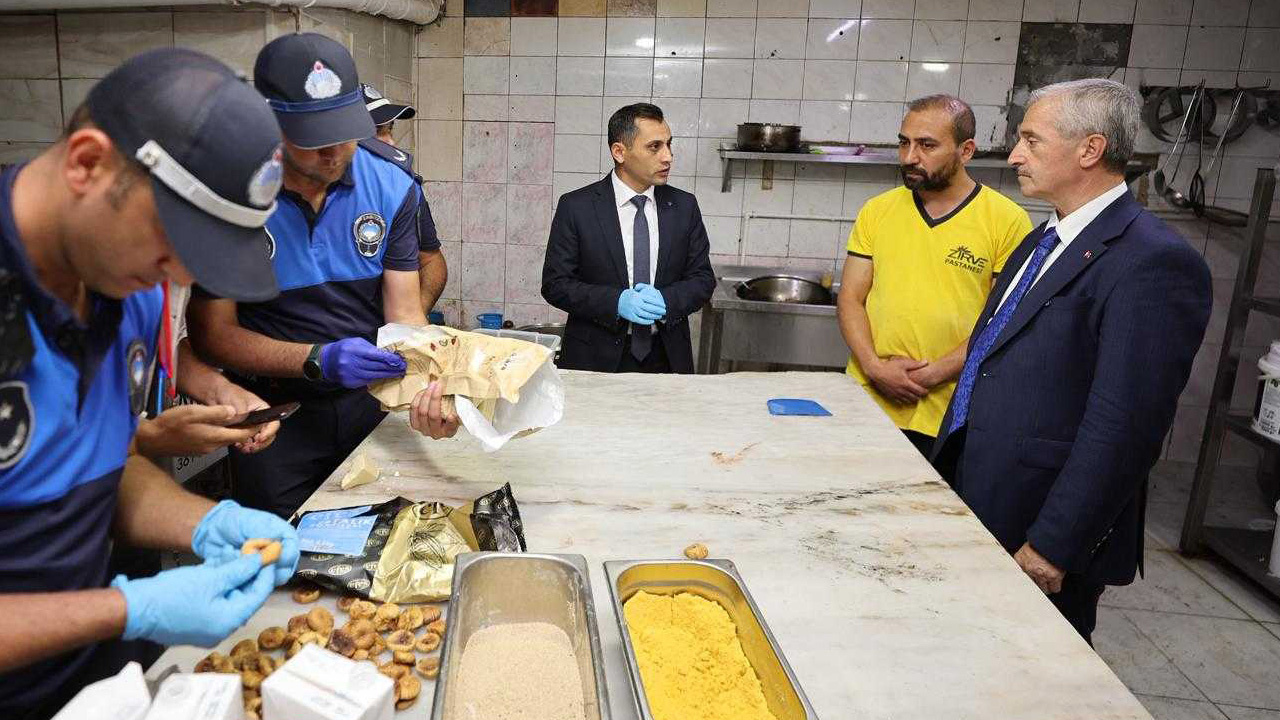 Şahinbey Belediye Başkanı çileden çıktı! Tuzdaki böceğe çörek otu dedi, tenekelerde fare pisliği...