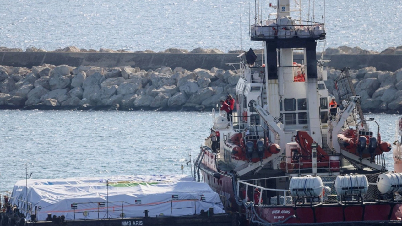 Gazze'ye giden yardım gemilerinden biri GKRY'nin Larnaka Limanı'na demirledi