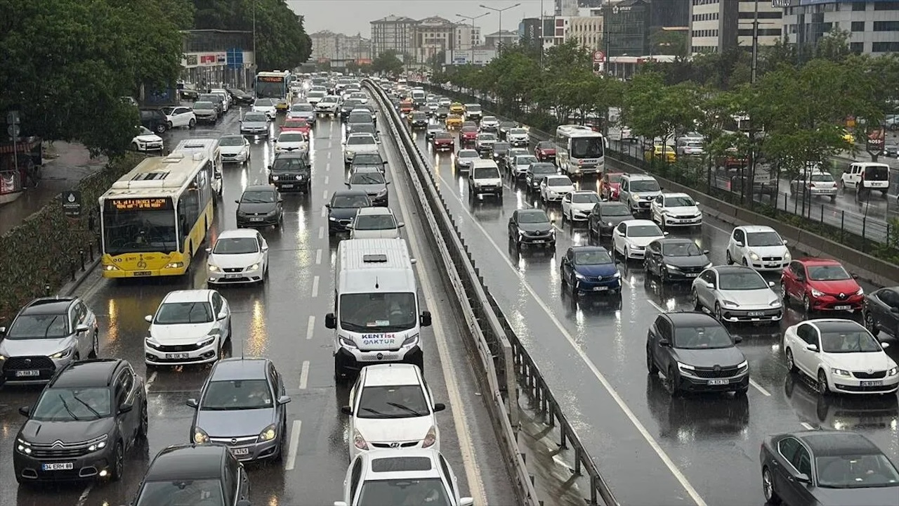 İstanbul'da etkili sağanak trafiği felç etti! Yoğunluk yüzde 72'ye ulaştı