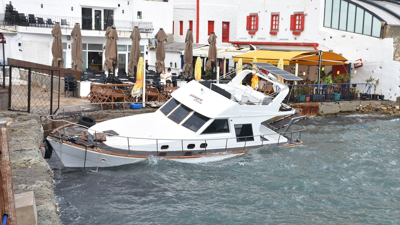 Muğla'da ev ve iş yerlerini su bastı 12 metrelik tekne kıyıya sürüklendi