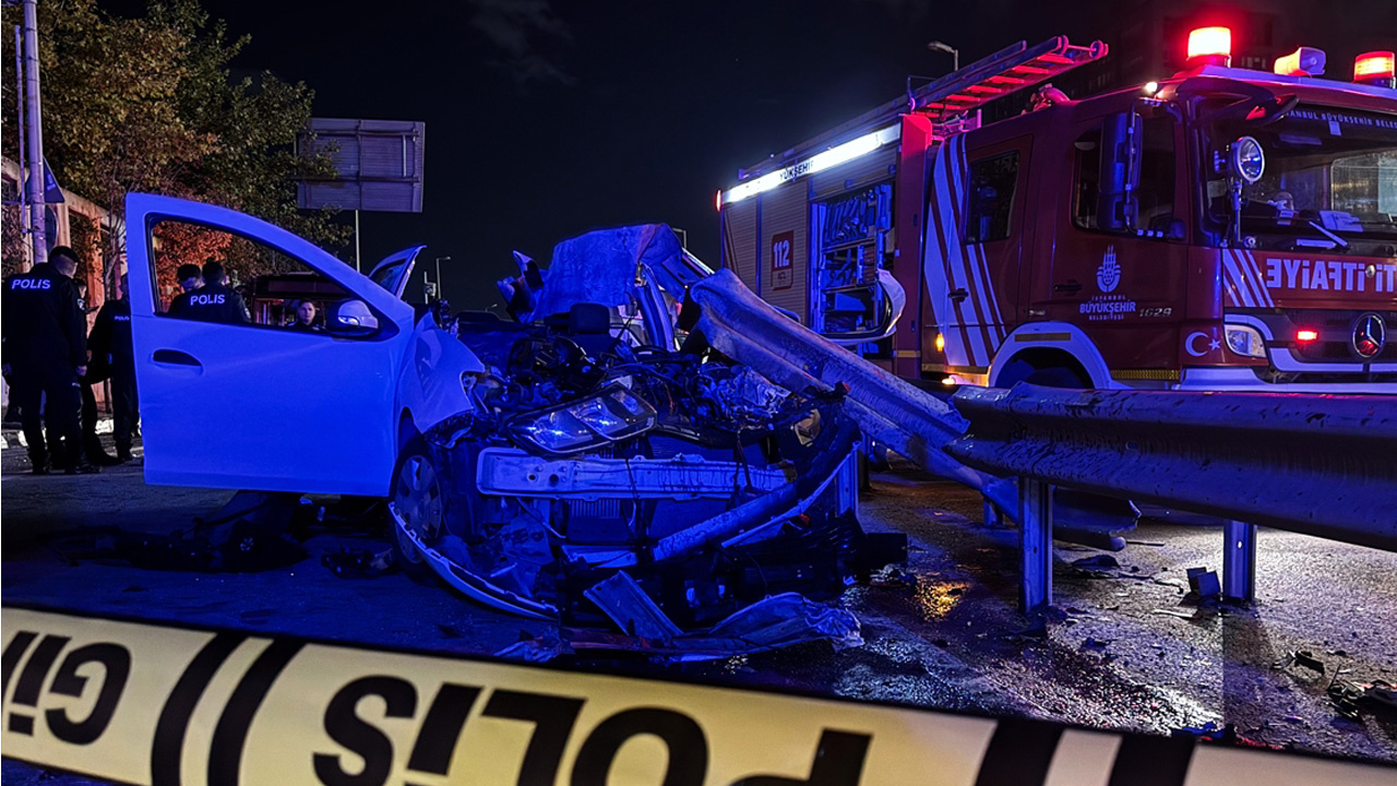 Otomobil bariyerlere ok gibi saplandı! İstanbul'da feci kaza