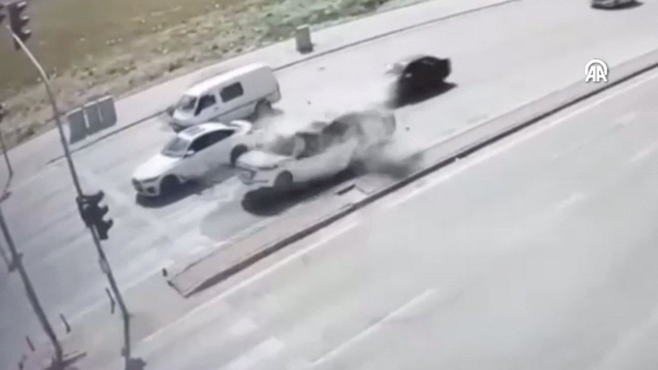 Konya'da kırmızı ışıkta feci ölüm 2 kişinin öldüğü kaza kamerada