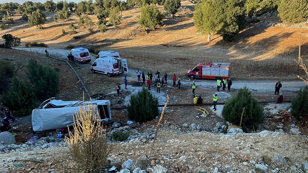 Mersin'de işçileri taşıyan minibüs kaza yaptı: 5 kişi hayatını kaybetti, çok sayıda yaralı var