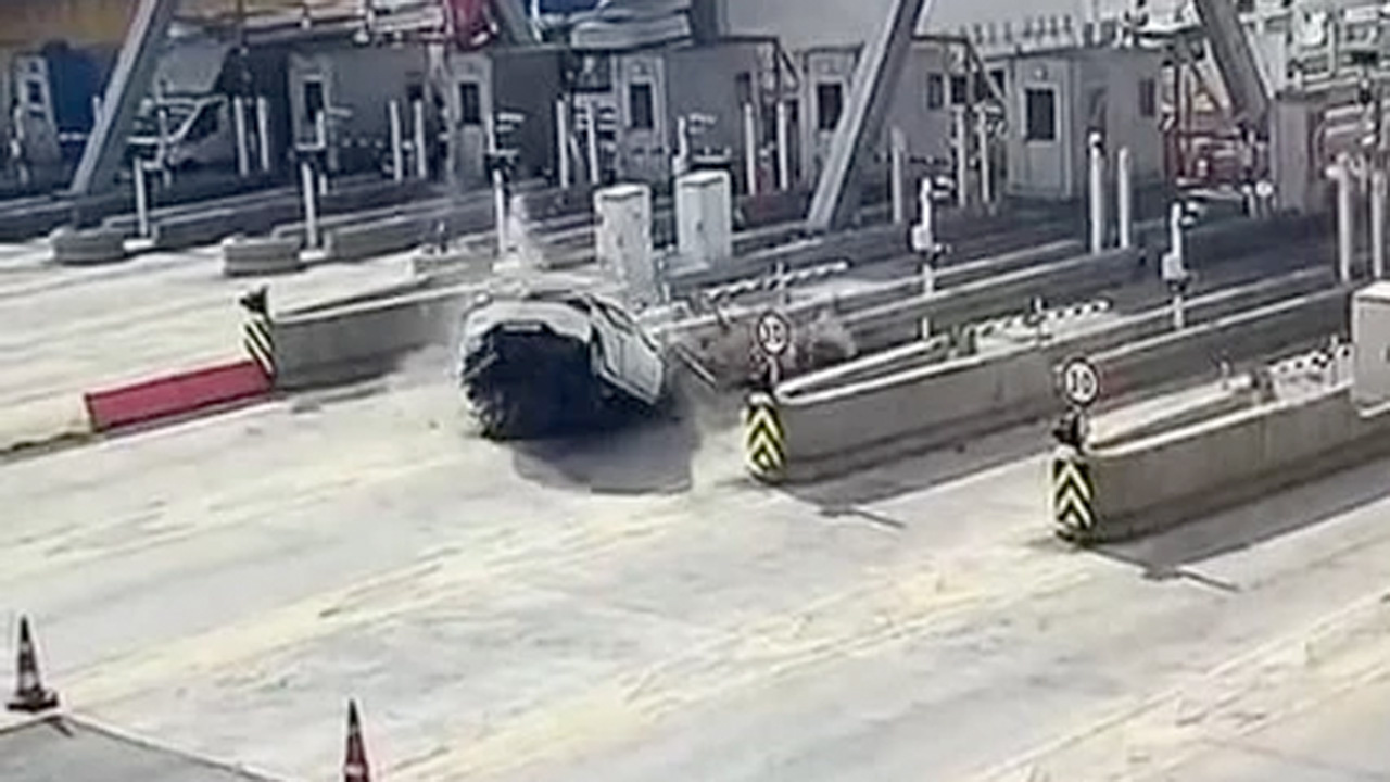 Gişelerde feci ölüm! Bariyere son sürat çarptı alev aldı kaza anı güvenlik kamerasında
