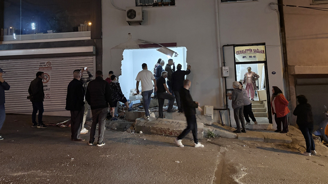 İzmir'de kamyon evin odasına girdi belediyeye yolu değiştirin çağrısı