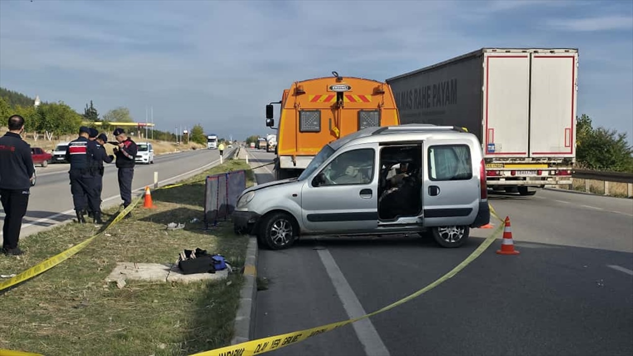 Kamyonla hafif ticari araç çarpıştı: 4 kişi öldü