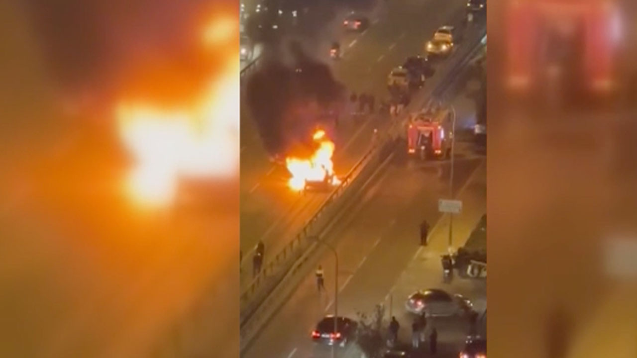 Pendik'te seyir halindeki otomobil alev topuna döndü