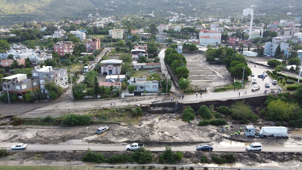 Hatay'da sağanak hayatı felç etti! Araçlar yolda mahsur kaldı...