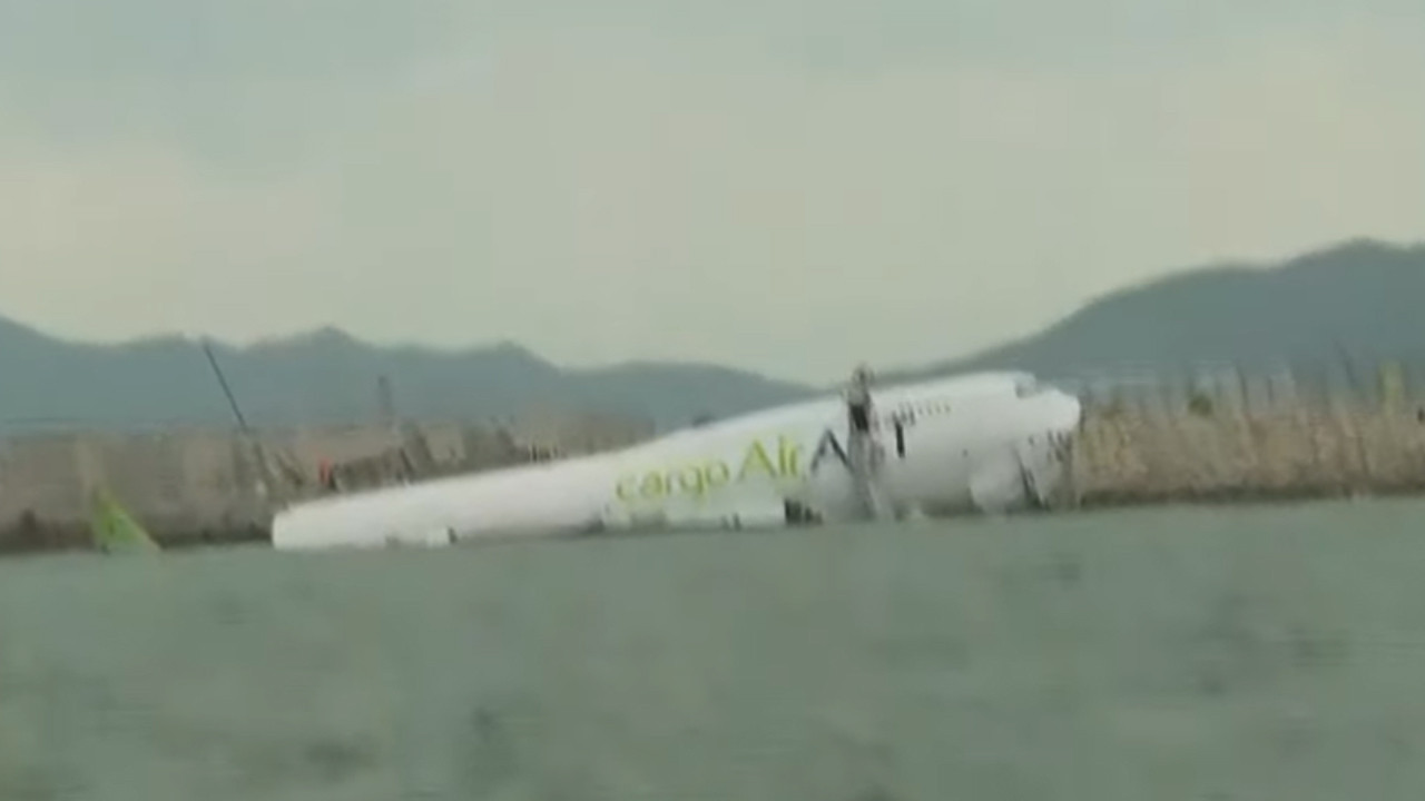 Türk şirketine ait kargo uçağı Hong Kong'e inerken pistten çıktı denize sürüklendi: 2 ölü