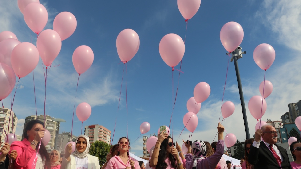 Meme kanseri giderek yayılıyor! Farkındalık için gökyüzüne pembe balonlar bırakıldı