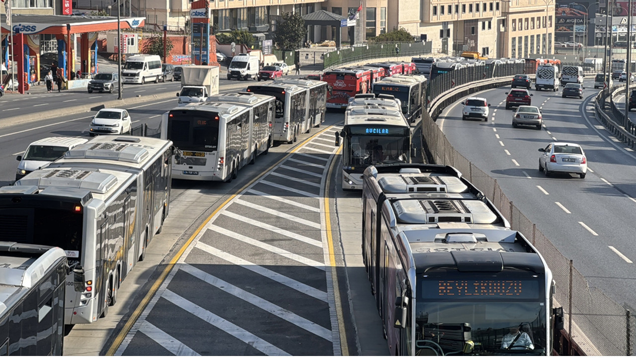 Küçükçekmece'de iki metrobüs çarpıştı