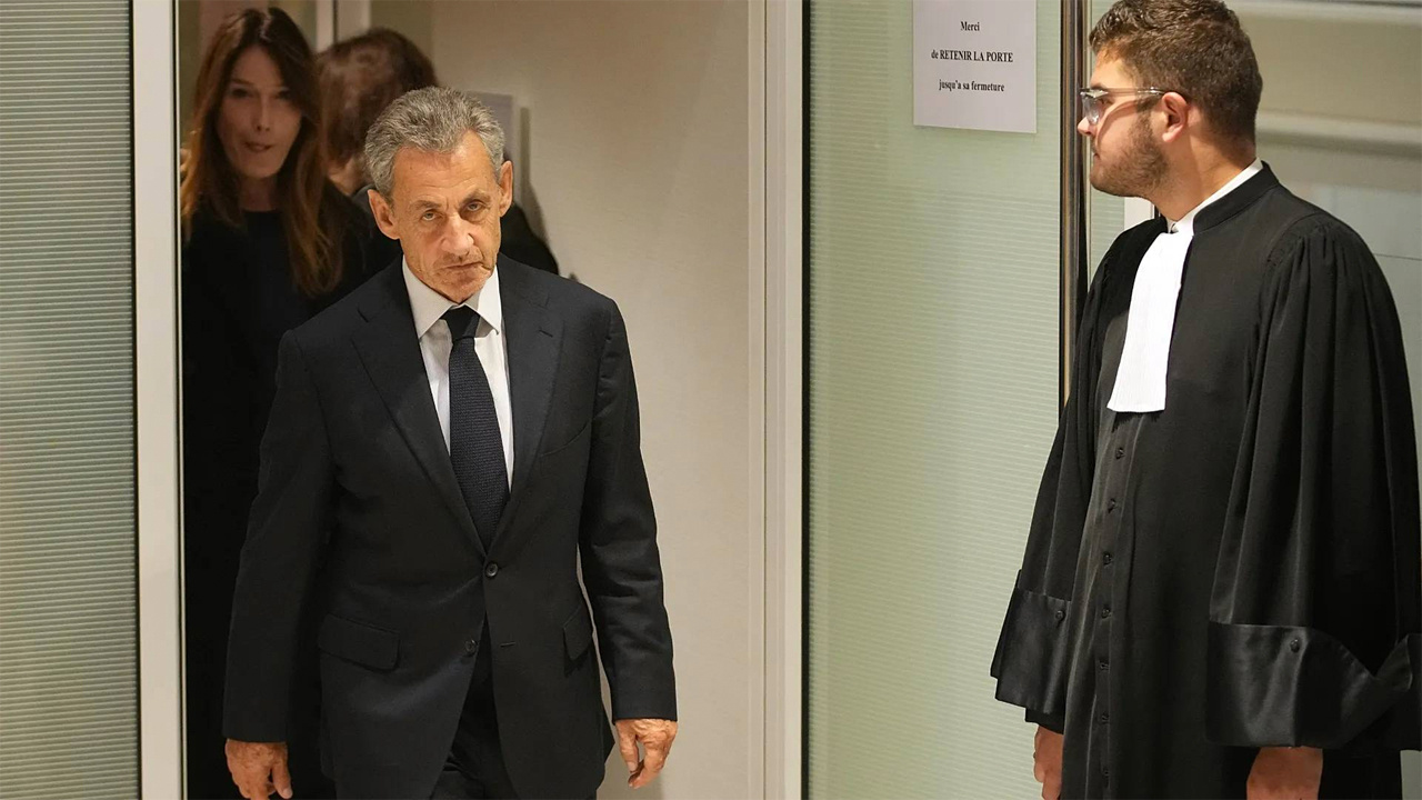 Fransa'nın eski cumhurbaşkanı Sarkozy hapse girdi tek kişilik hücreye...
