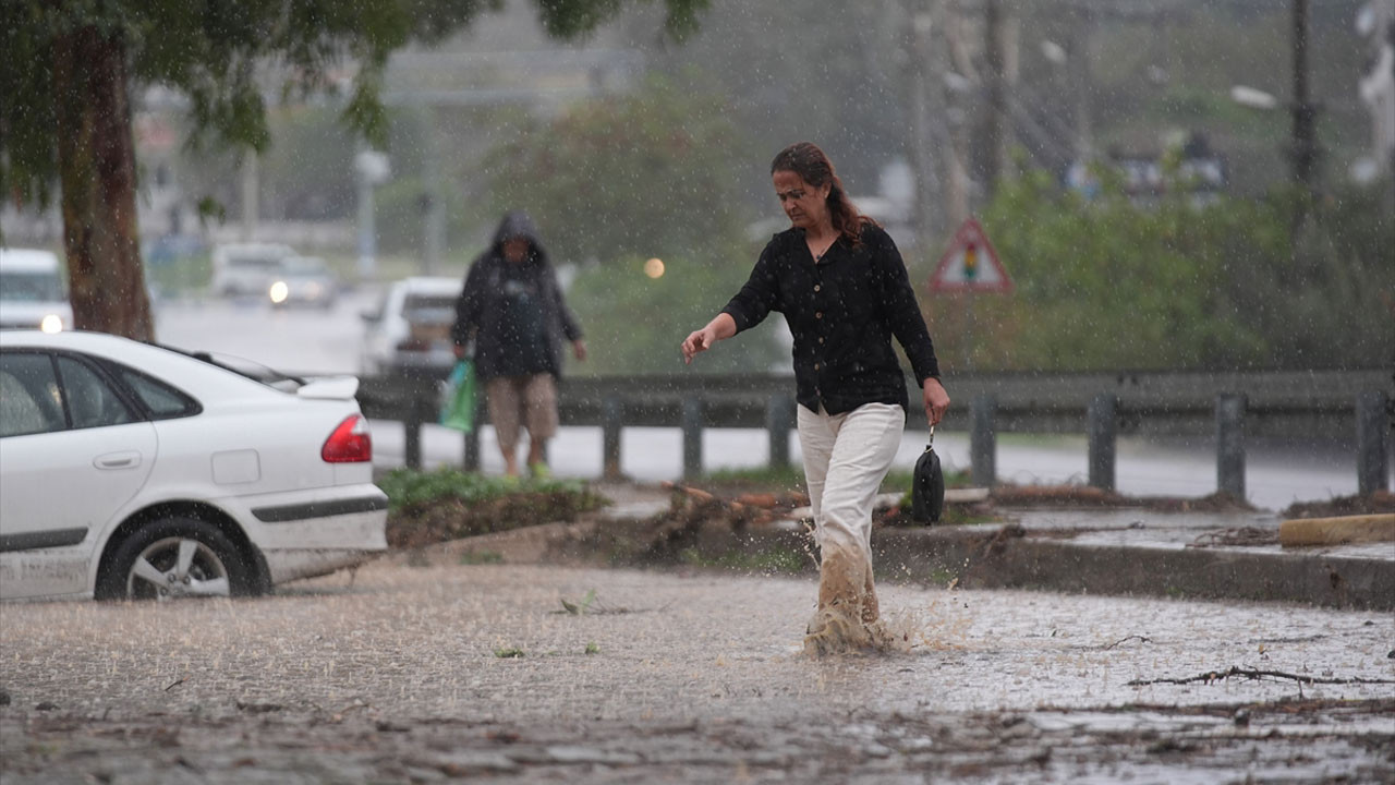 İzmir Foça'da sel felaketi yaşanıyor! Belediye Başkanı acil yardım istedi