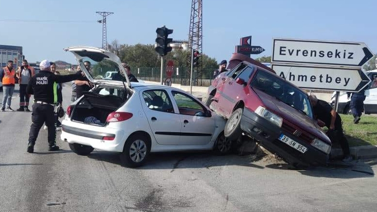 Kırklareli'nde iki otomobilin çarpıştı! sürücülerin ikisi de yaralandı, biri hastaneden kaçtı