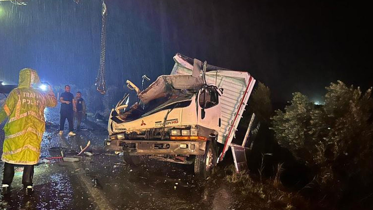 Manisa'da kamyonet ile otomobil çarpıştı: 2 ölü, 3 yaralı