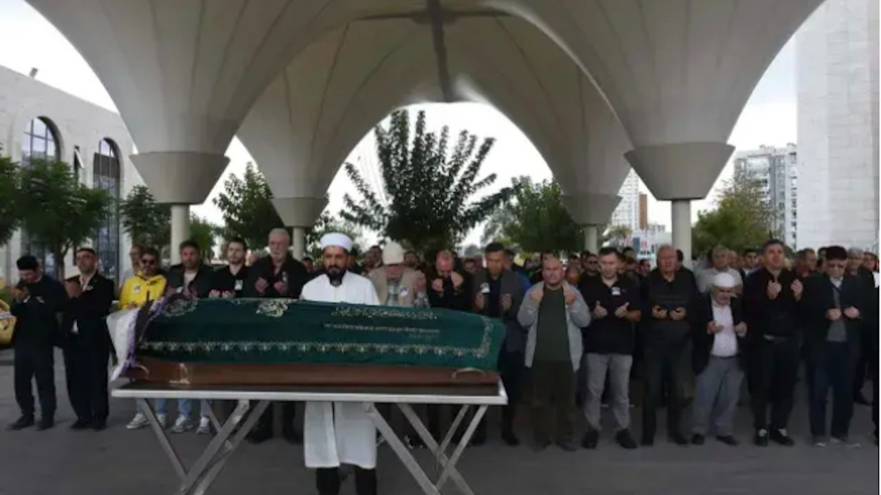 Ünlü isme büyük vefasızlık! Cenazesine bir avuç insan katıldı...
