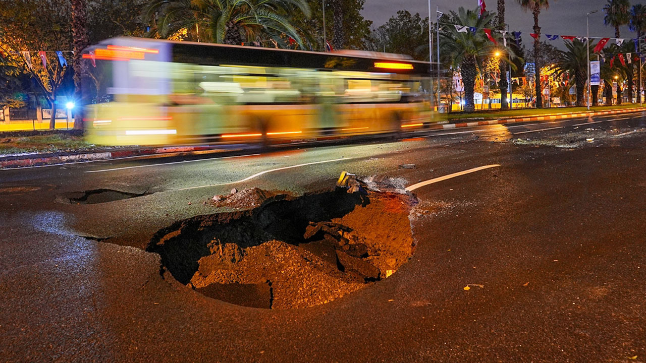 İstanbul'da sağanak etkili oldu Vatan Caddesi'nde 3 metre derinliğinde çukur oluştu bodrum katları su bastı