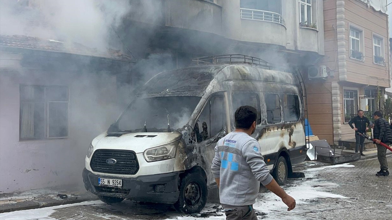 Park halindeki minibüste çıkan yangın ev ve iş yerine sıçradı