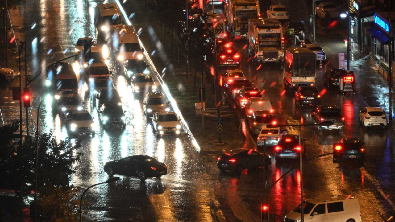 İstanbul’da sağanak yağış hayatı felç etti
