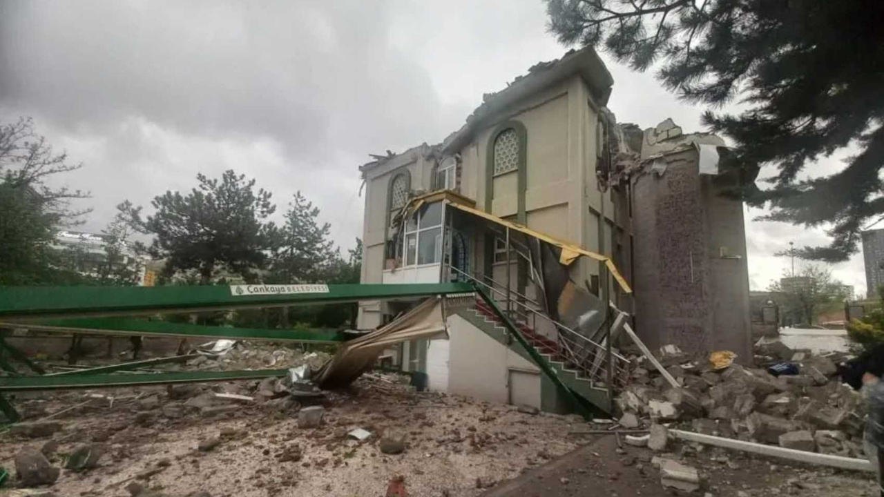 Başkentte etkili fırtına minareyi devirdi