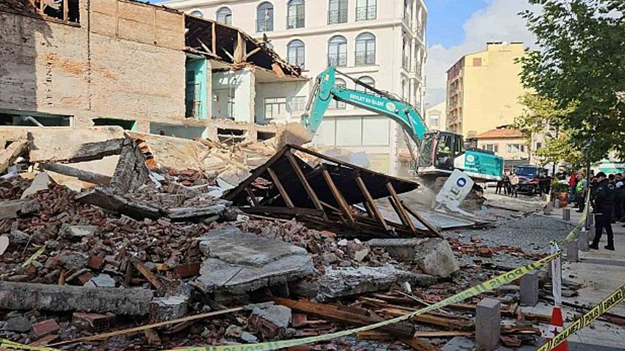 Balıkesir Sındırgı'daki depremde yıkılan iş yerinin enkazı kaldırıldı