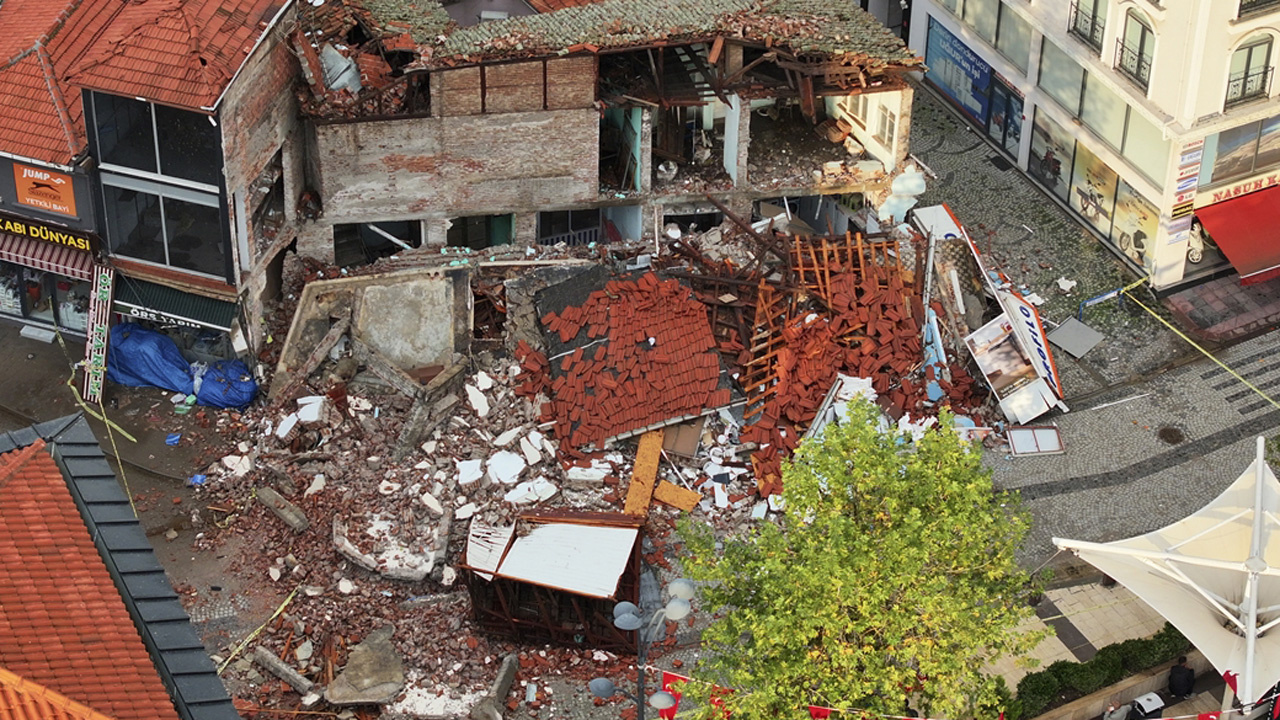Balıkesir Sındırgı'daki 6.1'lik deprem dronla böyle görüntülendi