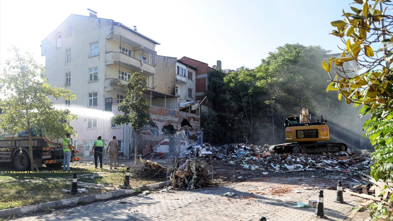 Balıkesir Sındırgı'da korkutan deprem sonrası yıkılan binaların enkazı kaldırılıyor