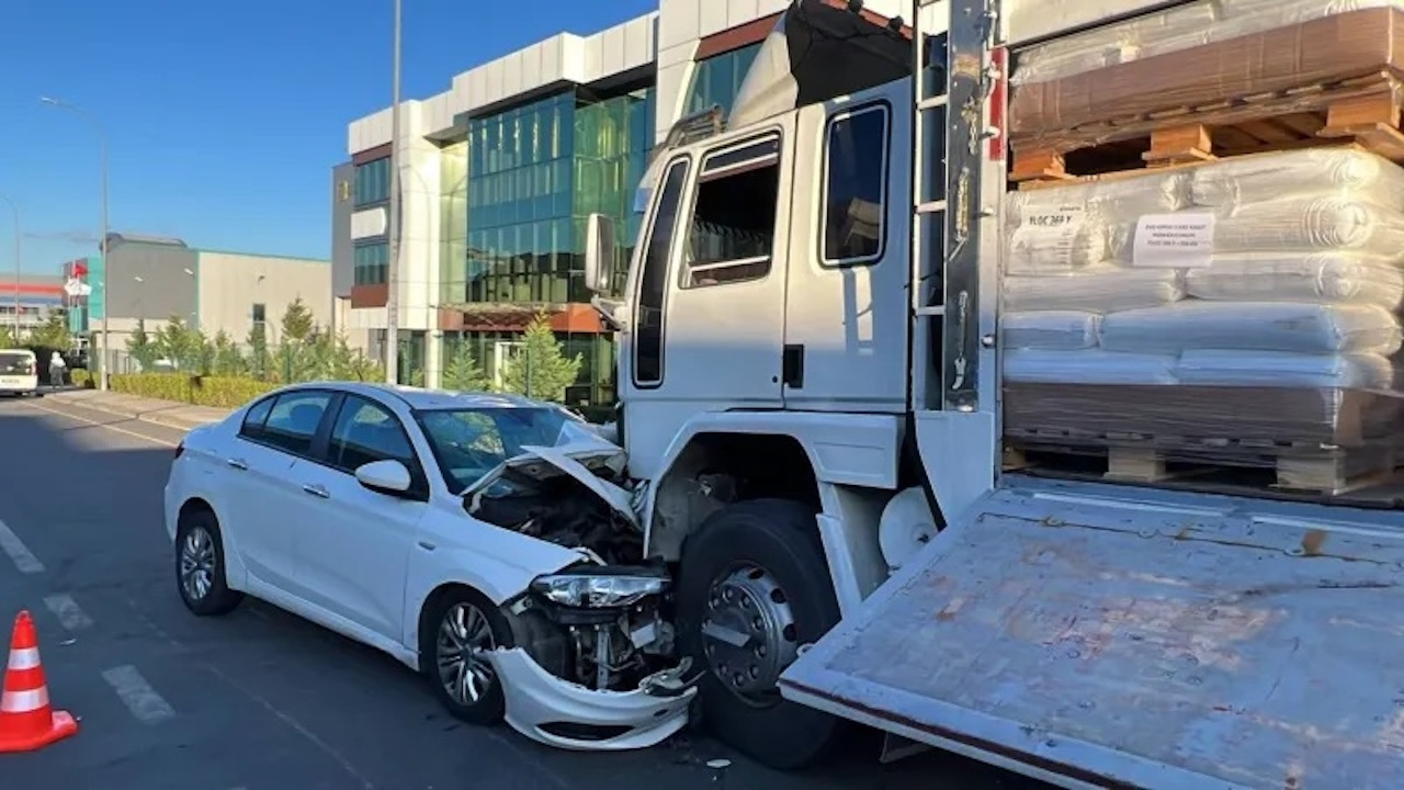 Bitlis'te korkunç kaza! Kamyona çarpan otomobildeki 4 kişi yaralandı