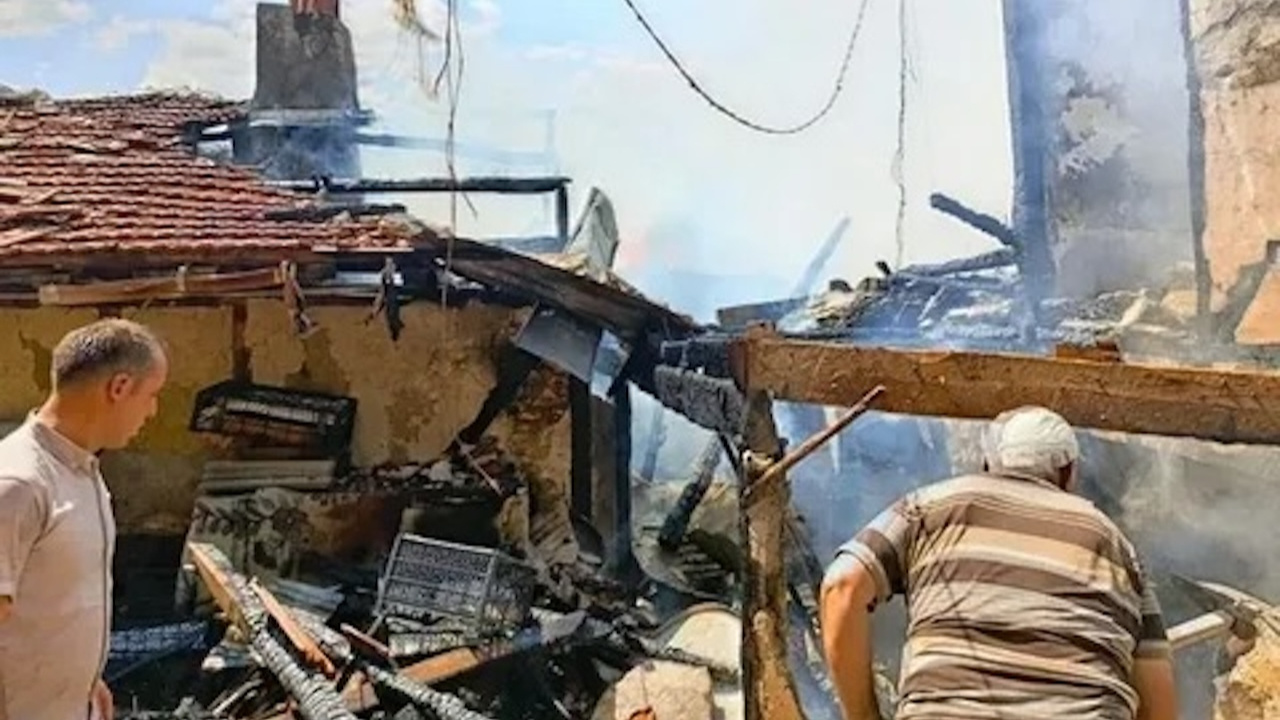 Çankırı'da yangın! 6 evle 1 ahır zarara uğradı