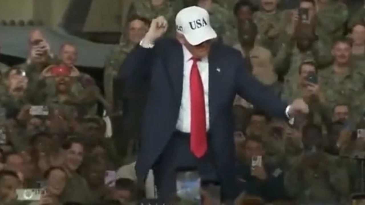 Trump’tan Japonya’da uçak gemisinde ilginç dans gösterisi