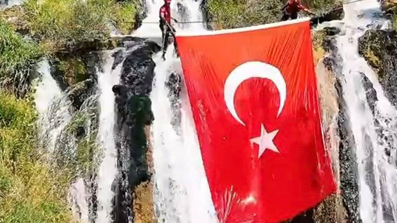 JAK timi, Muradiye Şelalesi'ndeki asma köprüde Türk bayrağı dalgalandırdı